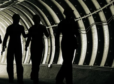 Górnicy w tunelu pod ziemią jako porównanie pracowników Agencji Marketingowej WUNDERTEAM.